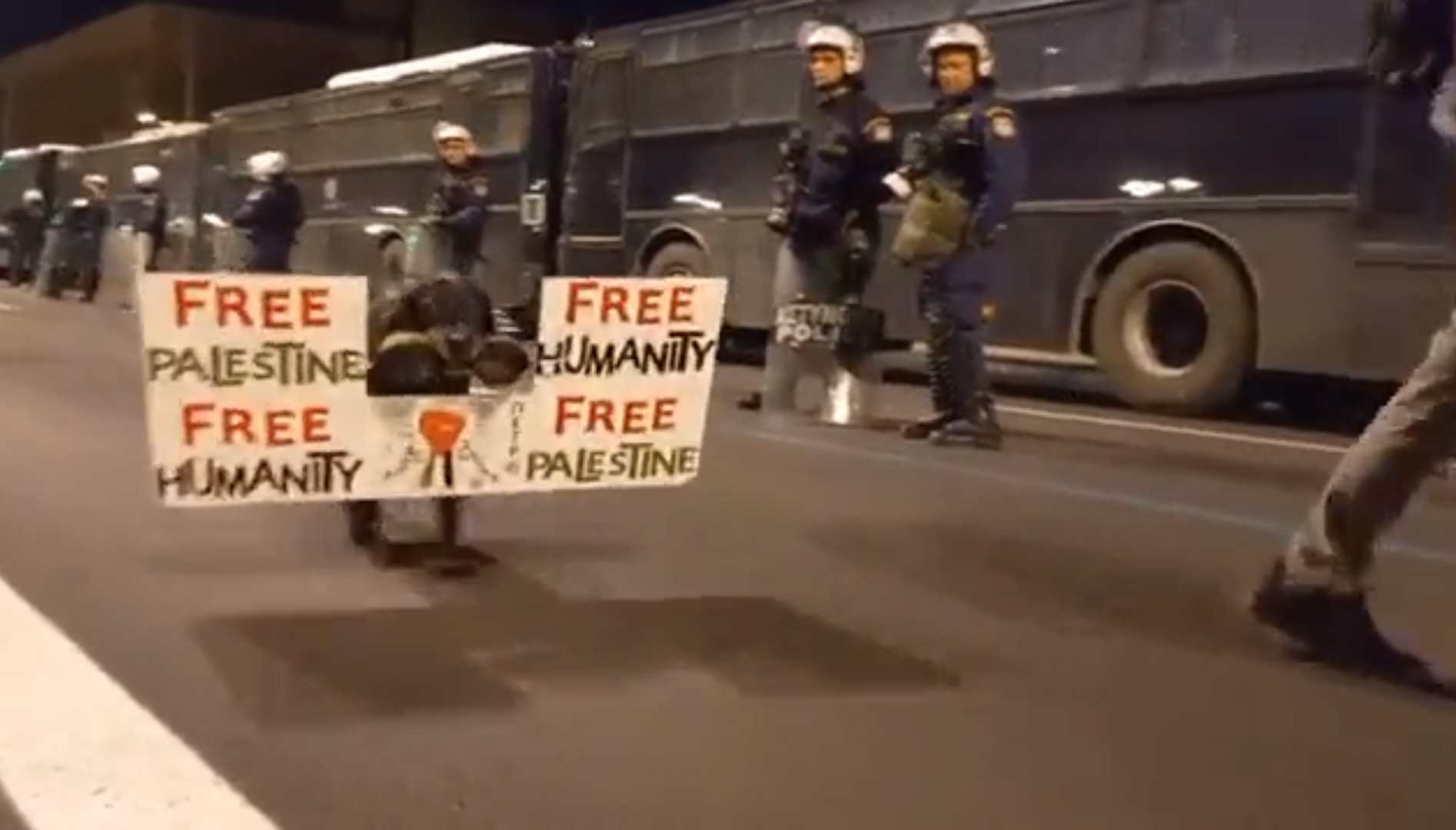 Πολυτεχνείο: Ο γνωστός σκύλος - διαδηλωτής στην Αθήνα συμμετείχε στην πορεία με μήνυμα για την Παλαιστίνη