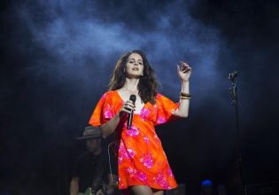 Η Lana Del Rey κυκλοφόρησε τη διασκευή του θρυλικού «Take Me Home, Country Roads» του John Denver