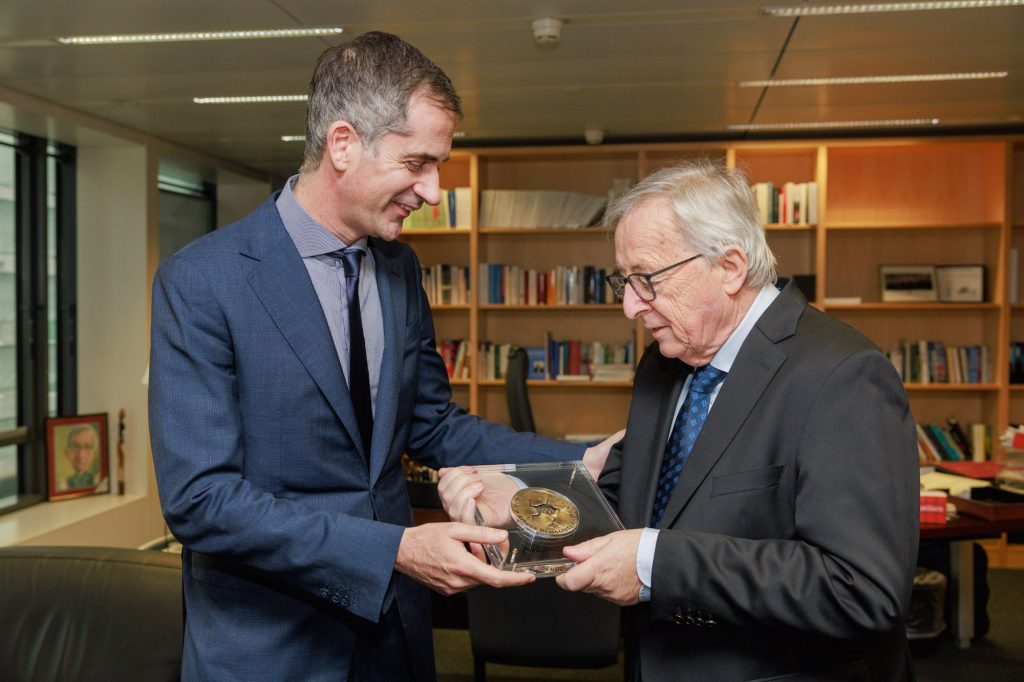 Στον Ζαν – Κλοντ Γιούνκερ απένειμε το Βραβείο Δημοκρατίας της Αθήνας για το 2023 ο Κώστας Μπακογιάννης