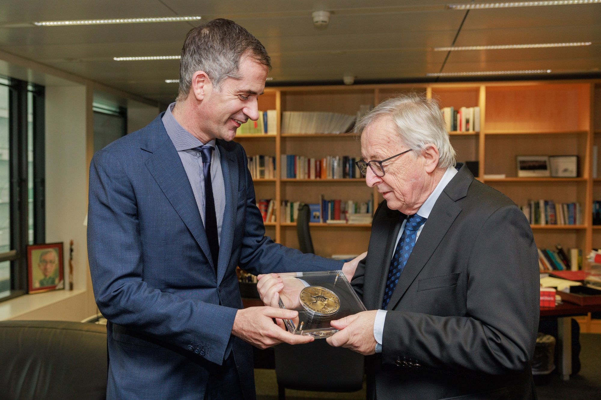 Στον Ζαν - Κλοντ Γιούνκερ απένειμε το Βραβείο Δημοκρατίας της Αθήνας για το 2023 ο Κώστας Μπακογιάννης