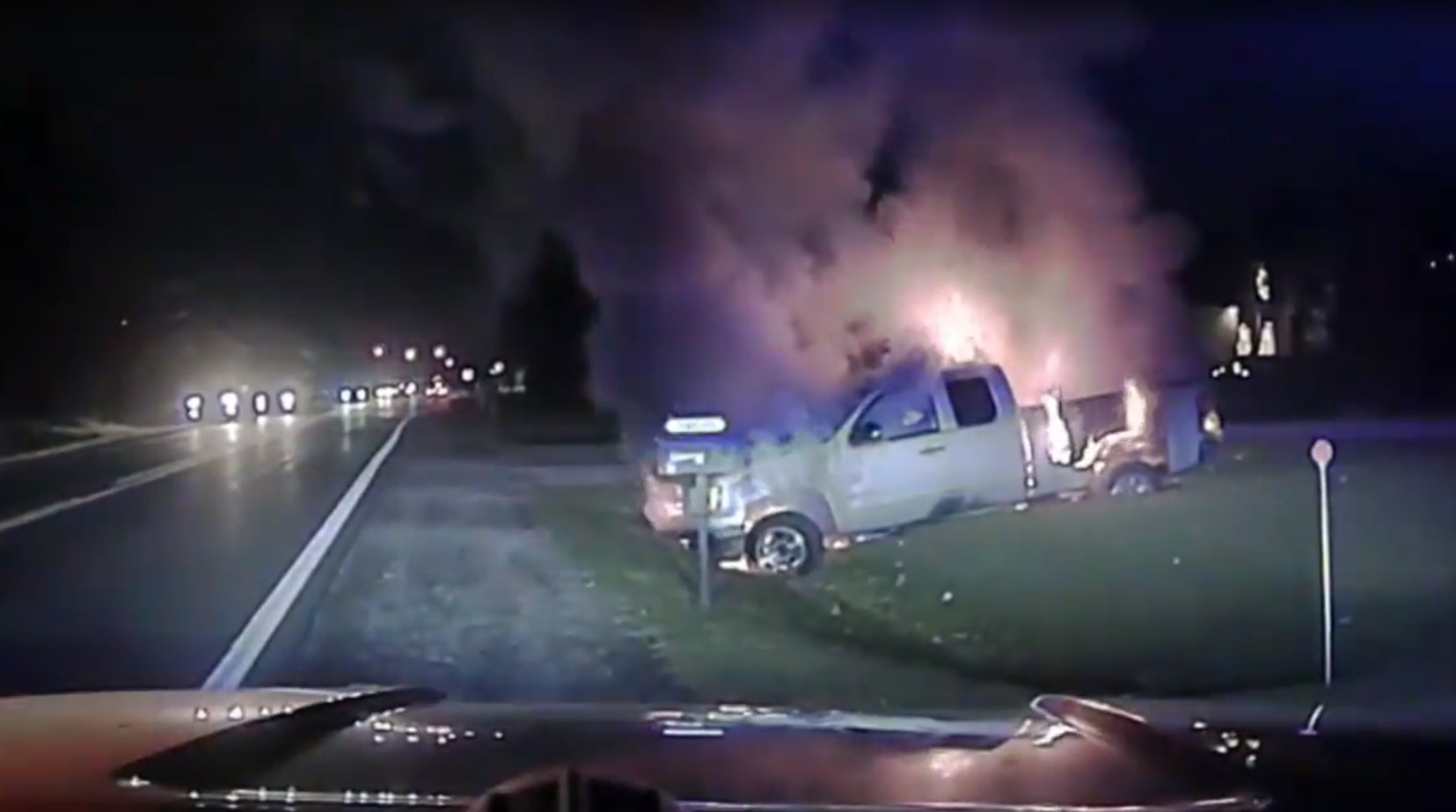 ΗΠΑ: Αστυνομικός σώζει στο παρά πέντε γυναίκα από φλεγόμενο φορτηγάκι στο Μίσιγκαν