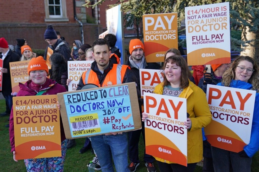 Αγγλία: Οι ειδικευόμενοι γιατροί ξεκινούν νέα τριήμερη απεργία διαμαρτυρόμενοι για τις αμοιβές τους