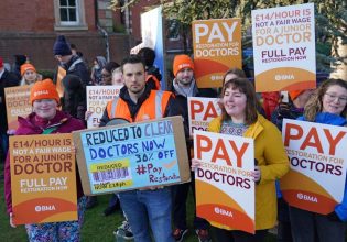 Αγγλία: Οι ειδικευόμενοι γιατροί ξεκινούν νέα τριήμερη απεργία διαμαρτυρόμενοι για τις αμοιβές τους