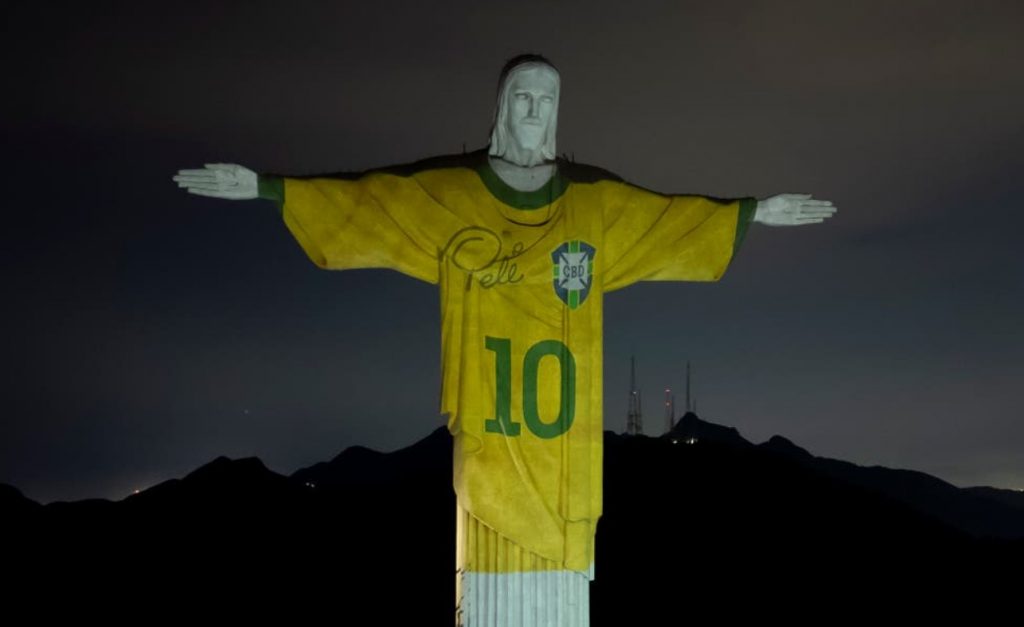 Βραζιλία: Απέτισαν φόρο τιμής στον Πελέ «φορώντας» στο άγαλμα του Χριστού τη φανέλα του