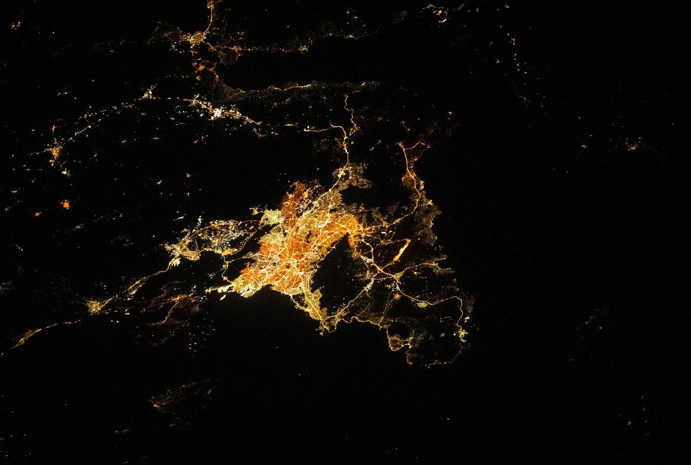 NASA: «Athens at night» - Η εντυπωσιακή αεροφωτογραφία από το Διάστημα