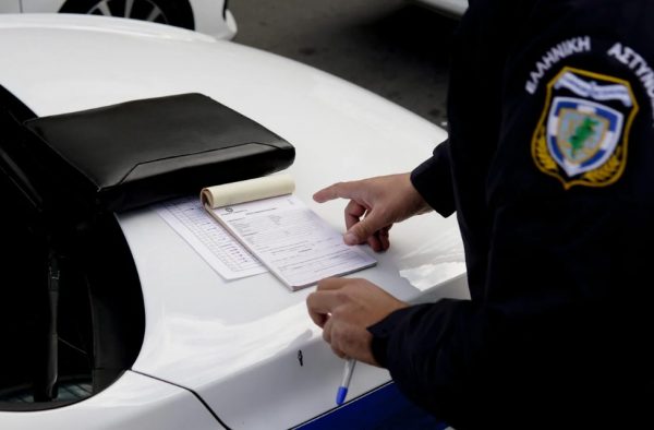 Ξεχάστε το διπλοπαρκάρισμα – Η τιμωρία που σας περιμένει είναι βαριά