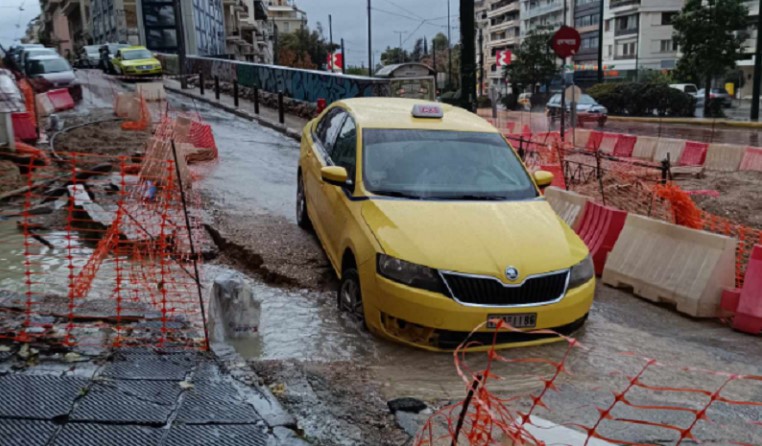 Κακοκαιρία: Οδόστρωμα στη Λ. Αλεξάνδρας «κατάπιε» ταξί λόγω ισχυρής βροχόπτωσης - «Πρόλαβα και βγήκα»