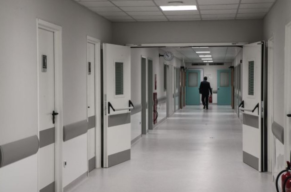 Πάτρα: Νοσηλευτής του νοσοκομείου «Άγιος Ανδρέας» κατηγορείται για τη σεξουαλική παρενόχληση ασθενούς