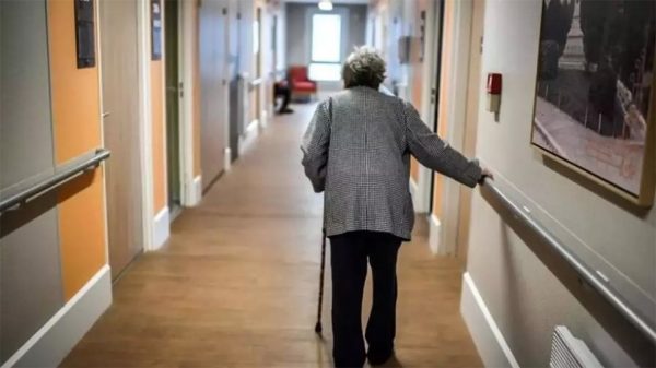 Περίεργος θάνατος 92χρονης σε γηροκομείο – Ήπιε καθαριστικό αντί για νερό και πέθανε