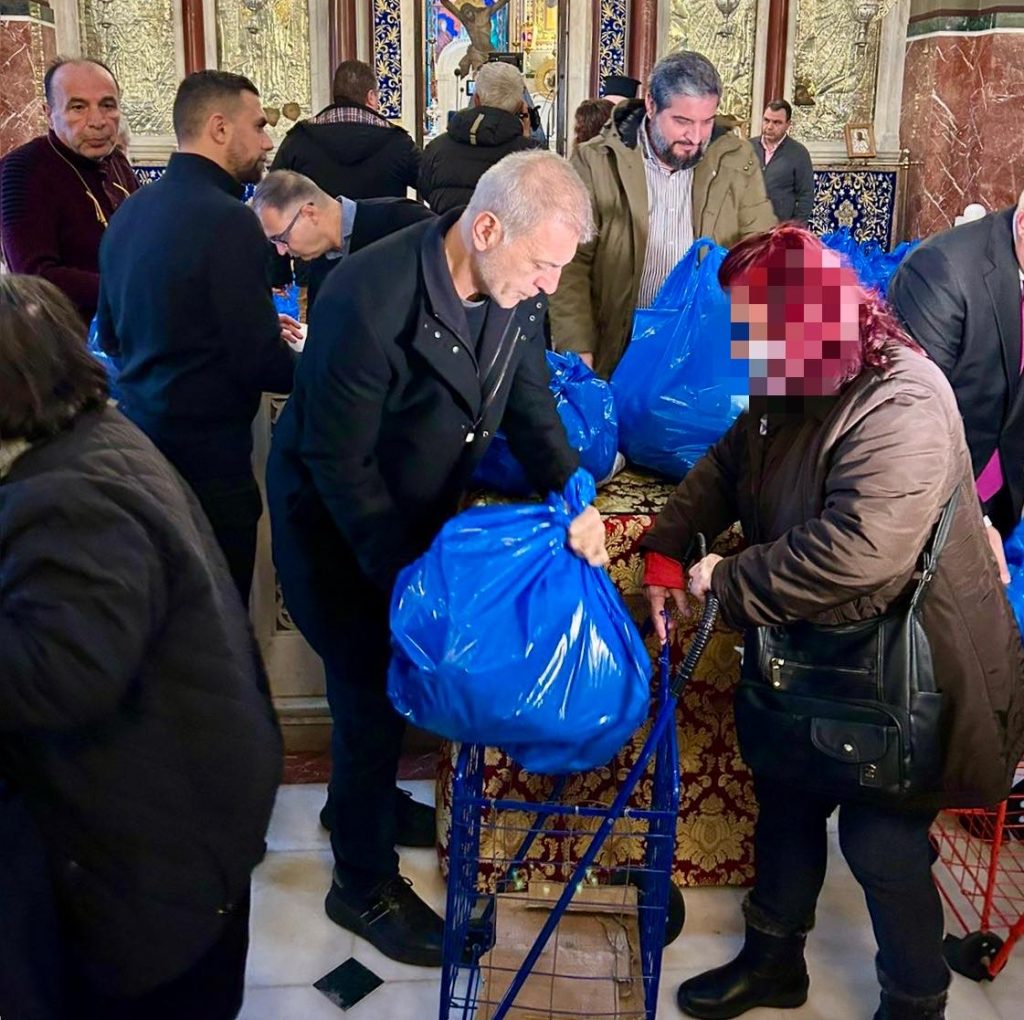 Ο Γιάννης Μώραλης στη διανομή Χριστουγεννιάτικων δεμάτων αγάπης από την Ιερά Μητρόπολη Πειραιώς