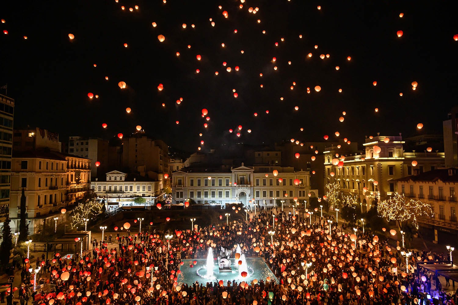 Η «Νύχτα των Ευχών» από την Πλατεία Κοτζιά θα φωτίσει και φέτος όλη την Αθήνα