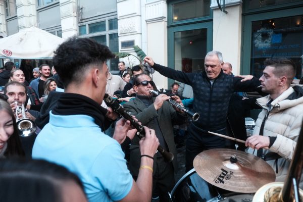 Τρελό γλέντι στη Θεσσαλονίκη – Έσπασαν 20.000 φλεγόμενα πιάτα υπό τους ήχους του Βασίλη Καρρά