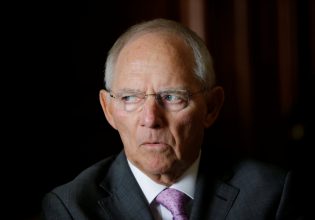 Βόλφγκανγκ Σόιμπλε: Ο «πολιτικός δάσκαλος» της Μέρκελ και τα εύσημα στον Τσίπρα για τον αγώνα να σώσει τη χώρα