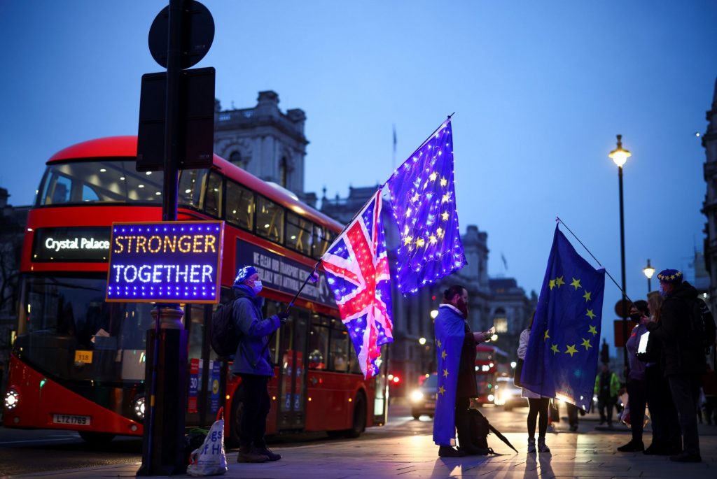 Οι Βρετανοί  «ψηφίζουν» ΕΕ δαγκωτό – Τους κούρασε το Brexit