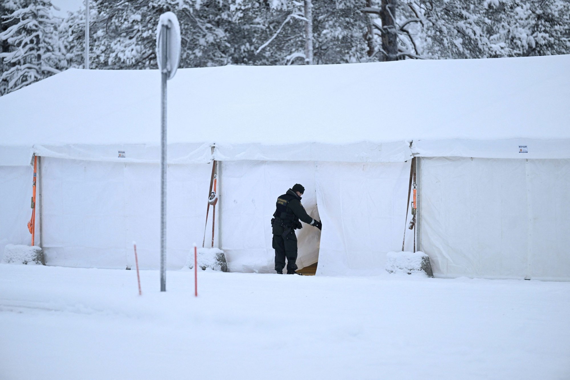 Ούτε μπρος, ούτε πίσω για τους αιτούντες άσυλο στη Φινλανδία – Παγιδευμένοι σε ένα γεωπολιτικό δράμα