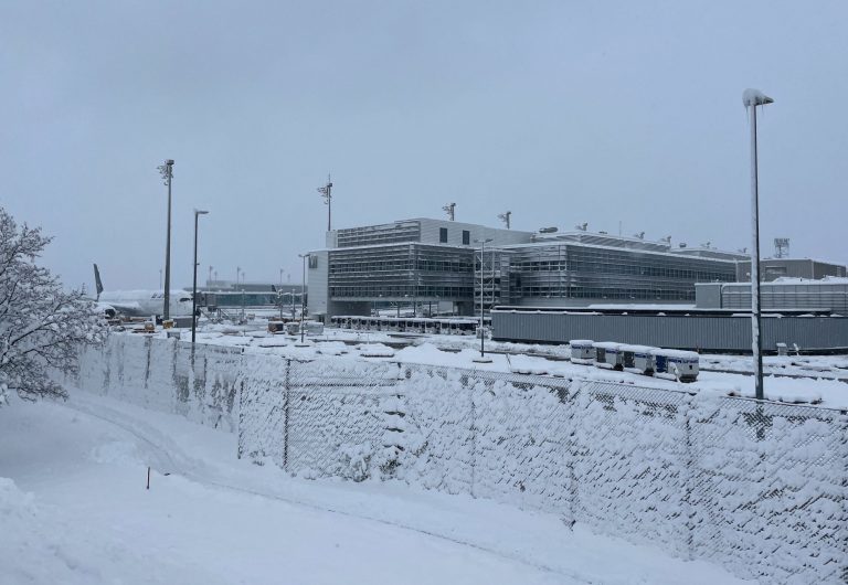 Χάος στο αεροδρόμιο του Μονάχου λόγω χιονόπτωσης – Η μαρτυρία Έλληνα εγκλωβισμένου