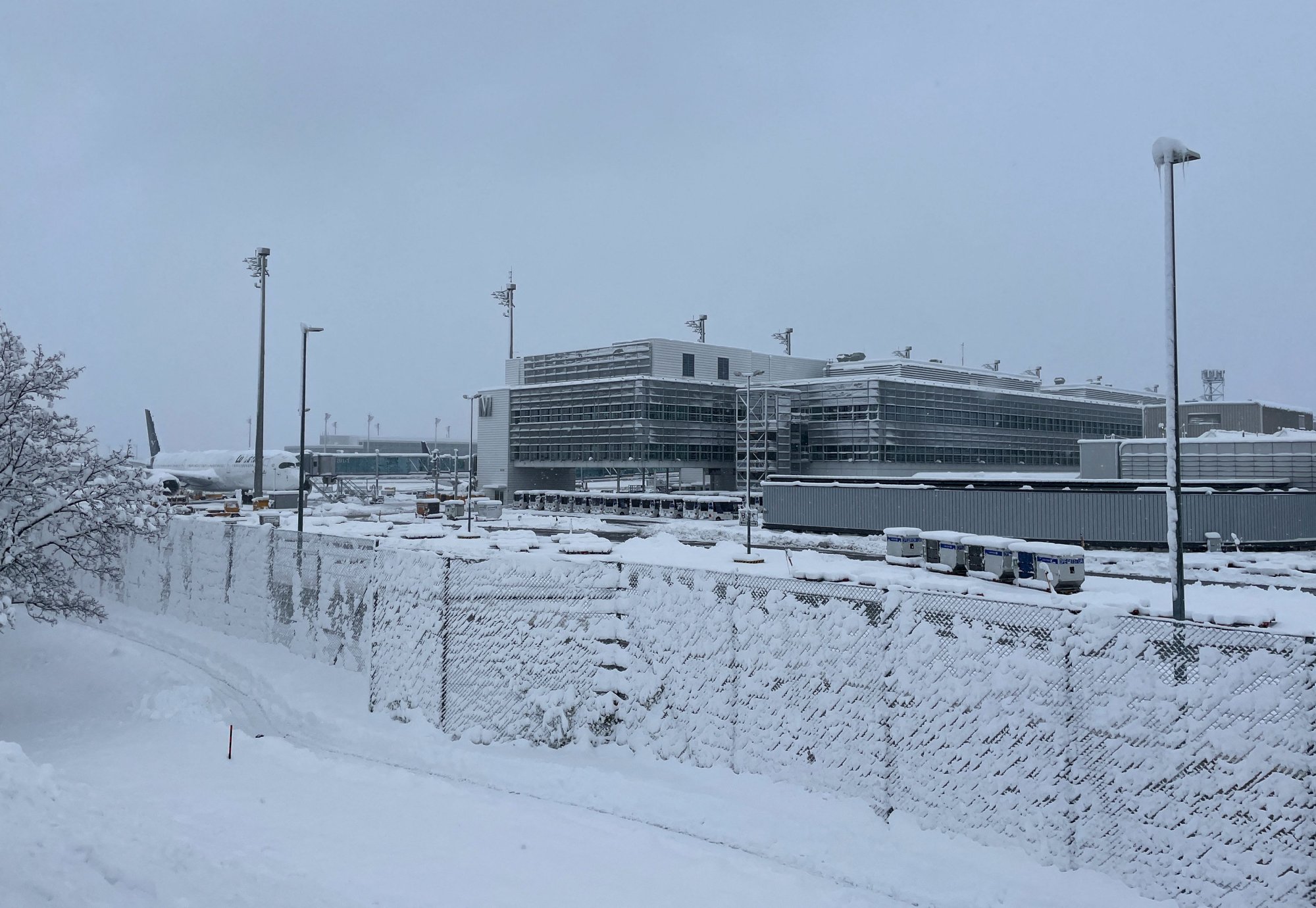 Χάος στο αεροδρόμιο του Μονάχου λόγω χιονόπτωσης - Η μαρτυρία Έλληνα εγκλωβισμένου