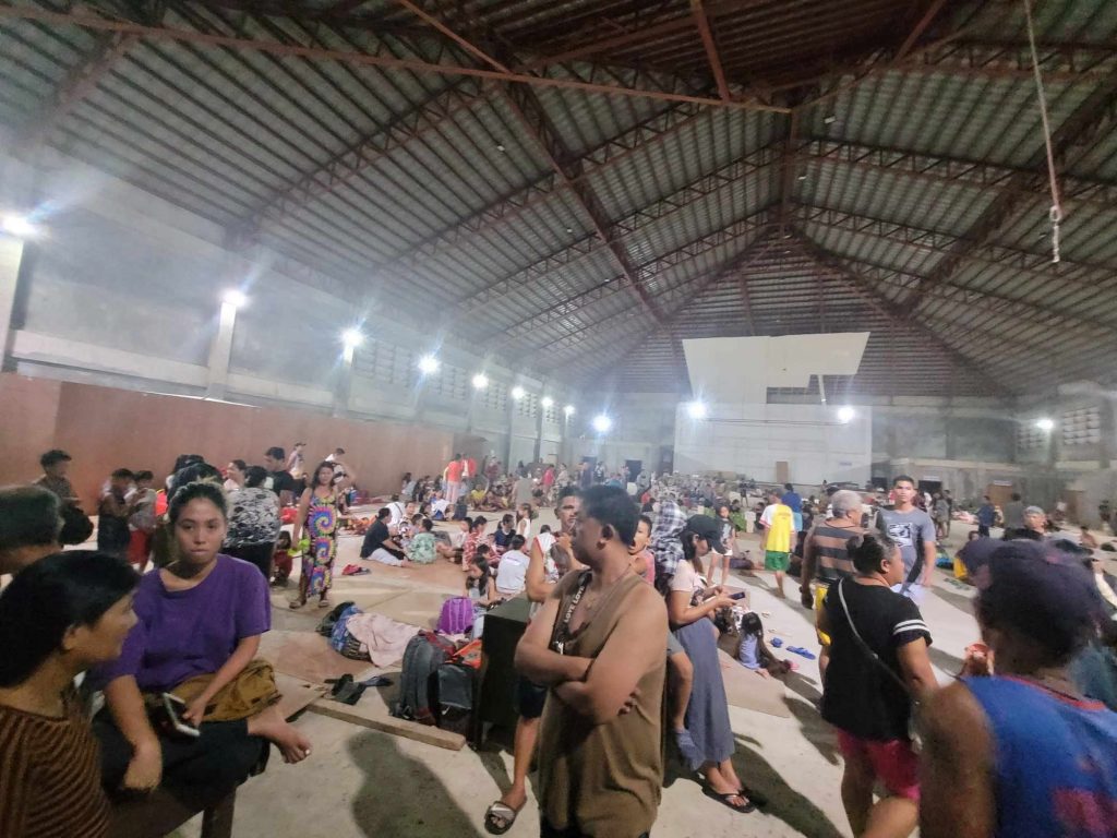 Φιλιππίνες: Οι κάτοικοι επιστρέφουν στα σπίτια τους μετά τον ισχυρό σεισμό των 7,4 Ρίχτερ