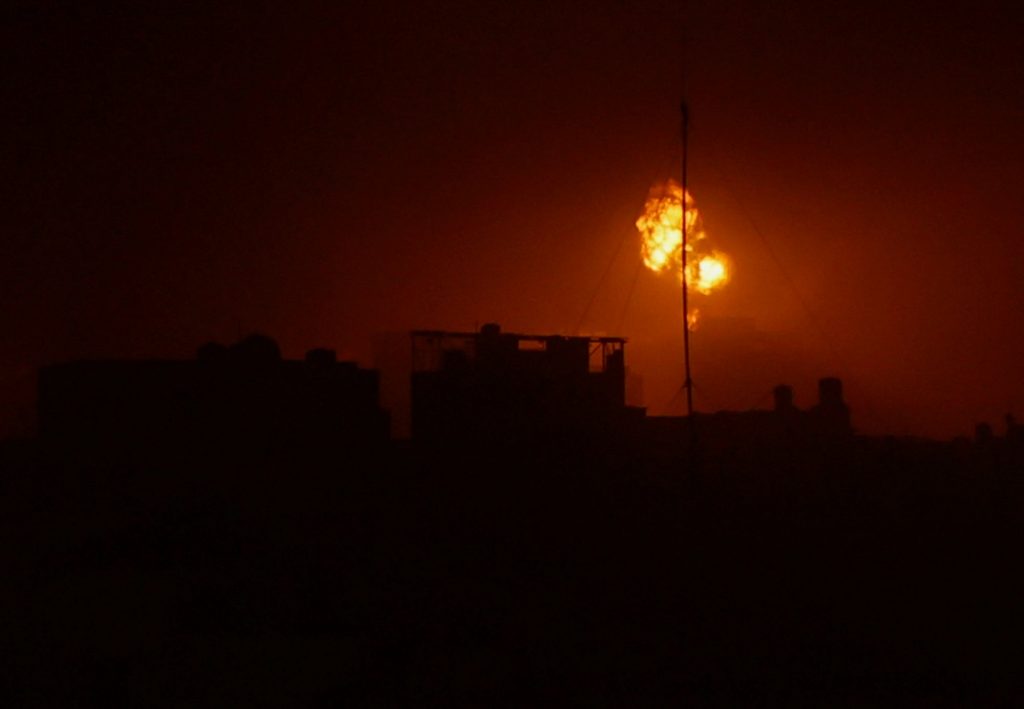 Ισραήλ – Χαμάς: Αμείωτοι οι βομβαρδισμοί στη Λωρίδα της Γάζας –  «Σπρώχνουν» τους αμάχους στον νότο