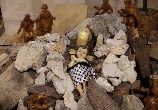 Στη Βηθλεέμ, o μικρός Ιησούς φοράει καφίγια