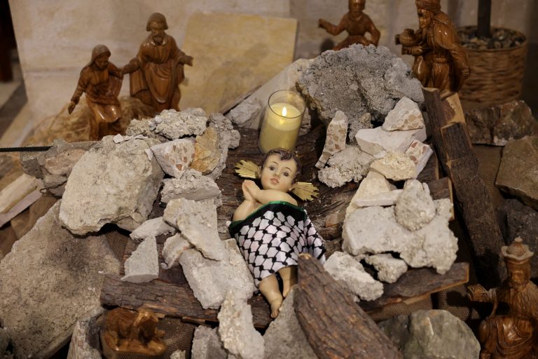 Στη Βηθλεέμ, o μικρός Ιησούς φοράει καφίγια