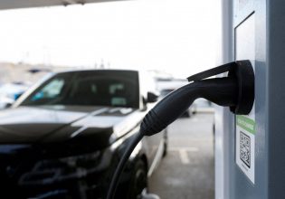 Αυτοκίνητο: Με ηλεκτροκινητήρα τα μισά οχήματα που πωλούνται στην ΕΕ