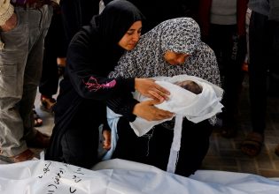 Γάζα: Ο μόλις ενός μηνός Ιντρίς γεννήθηκε και πέθανε στον πόλεμο