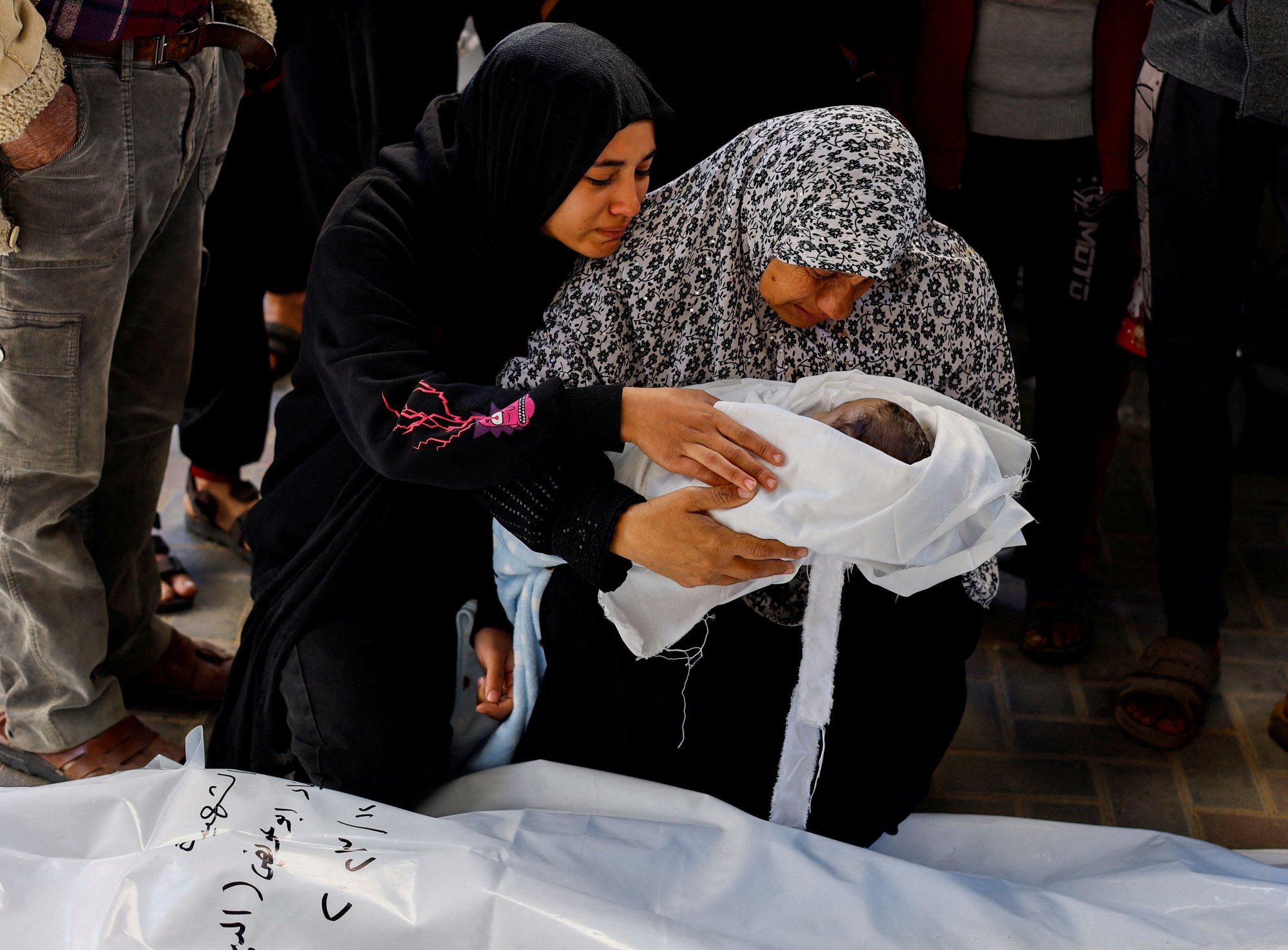 Γάζα: Ο μόλις ενός μηνός Ιντρίς γεννήθηκε και πέθανε στον πόλεμο