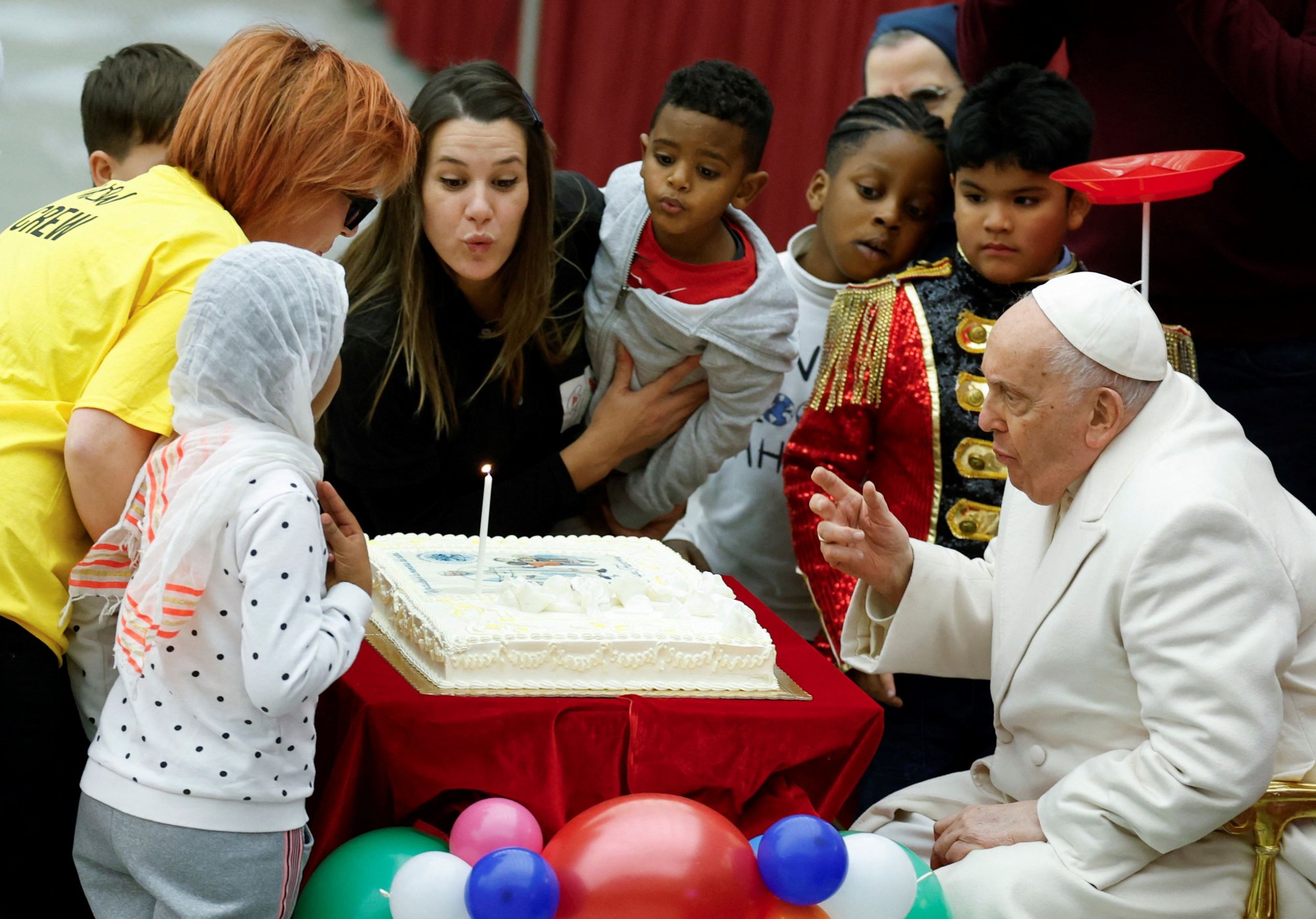 Bατικανό: Τα 87 «έκλεισε» ο πάπας Φραγκίσκος - Γιόρτασε τα γενέθλιά του με παιδάκια