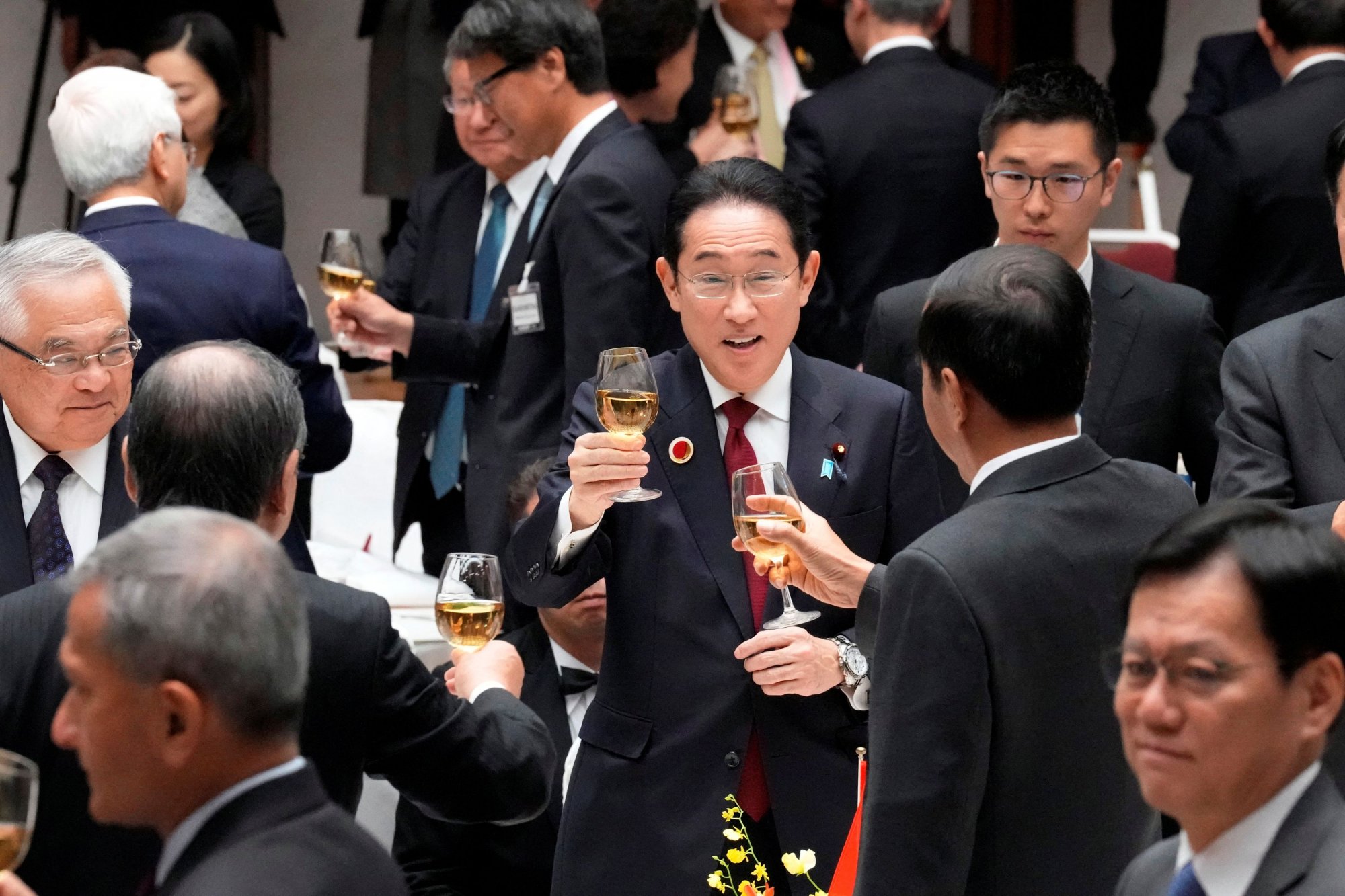 Ιαπωνία: Έφοδος εισαγγελέων στον κυβερνητικό συνασπισμό - Εννιά παραιτήσεις υπουργών για μίζες