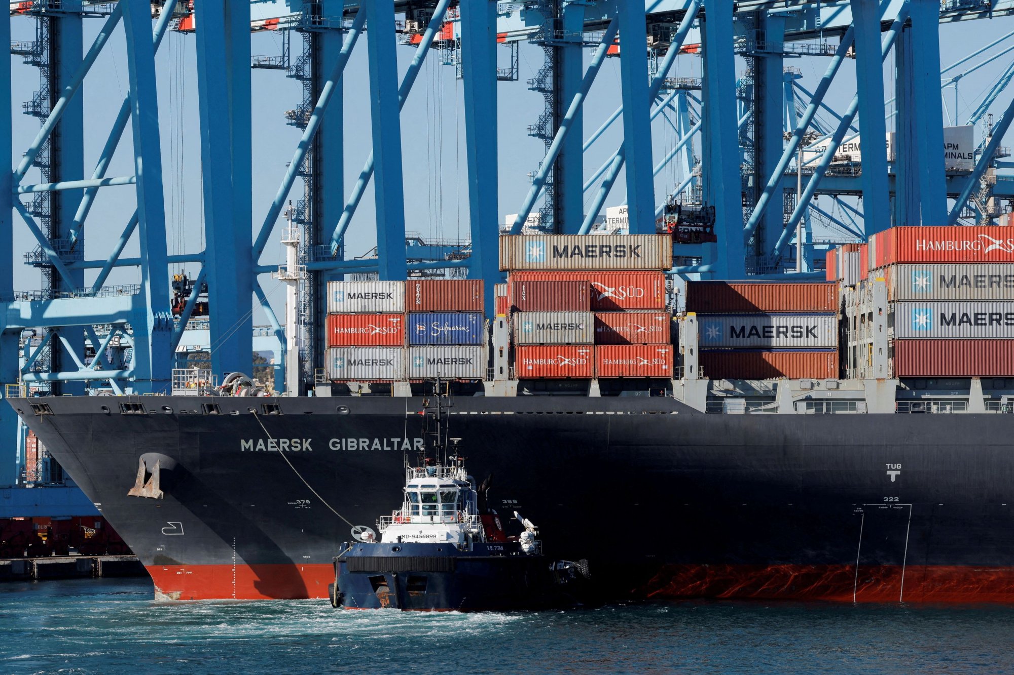 H Maersk προγραμμάτισε τον διάπλου δεκάδων πλοίων από το Σουέζ και την Ερυθρά Θάλασσα