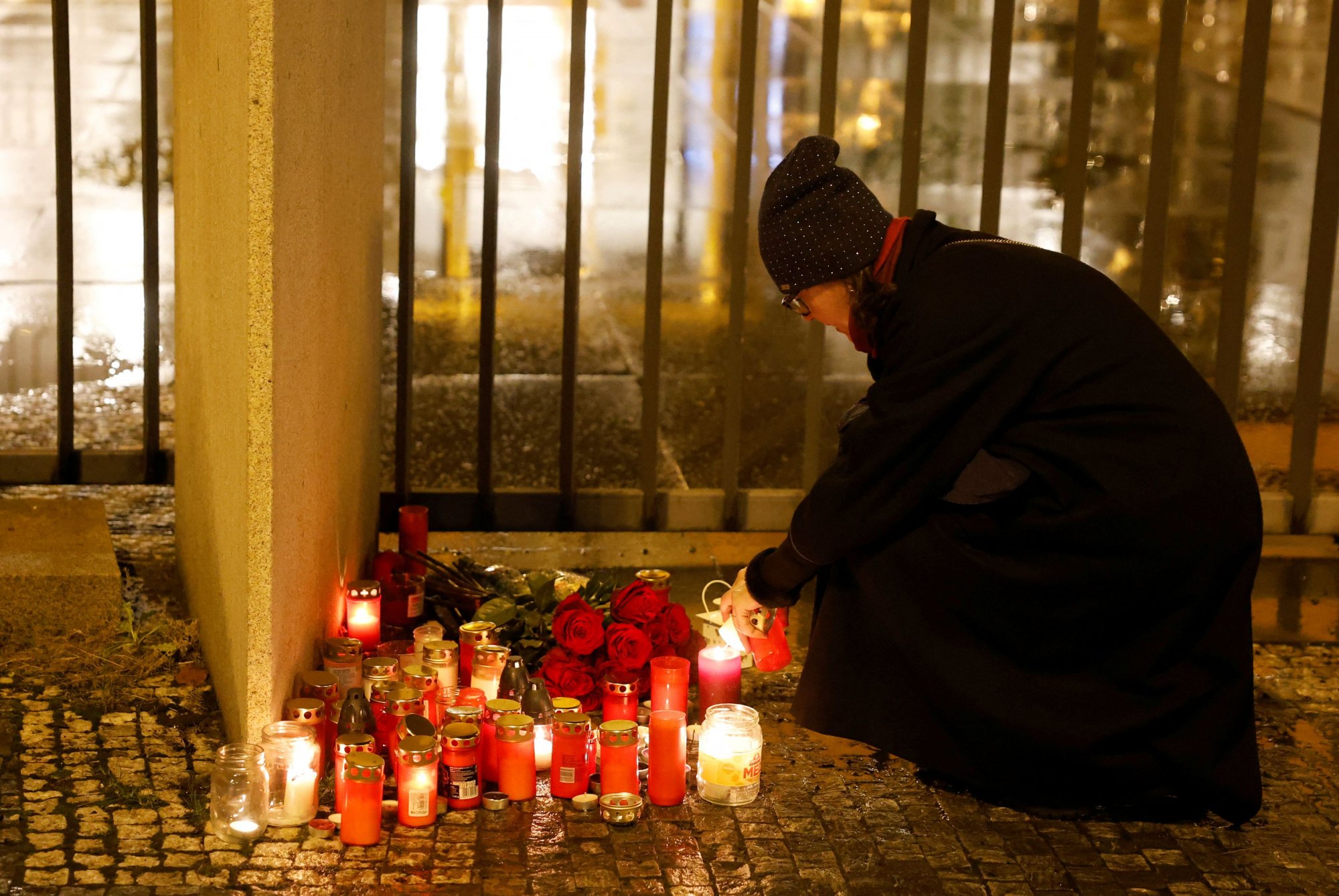 Μακελειό στην Πράγα: Μαρτυρίες όσων κατάφεραν να σωθούν από τον δράστη - «Υπήρχε μόνο αίμα στο πανεπιστήμιο»