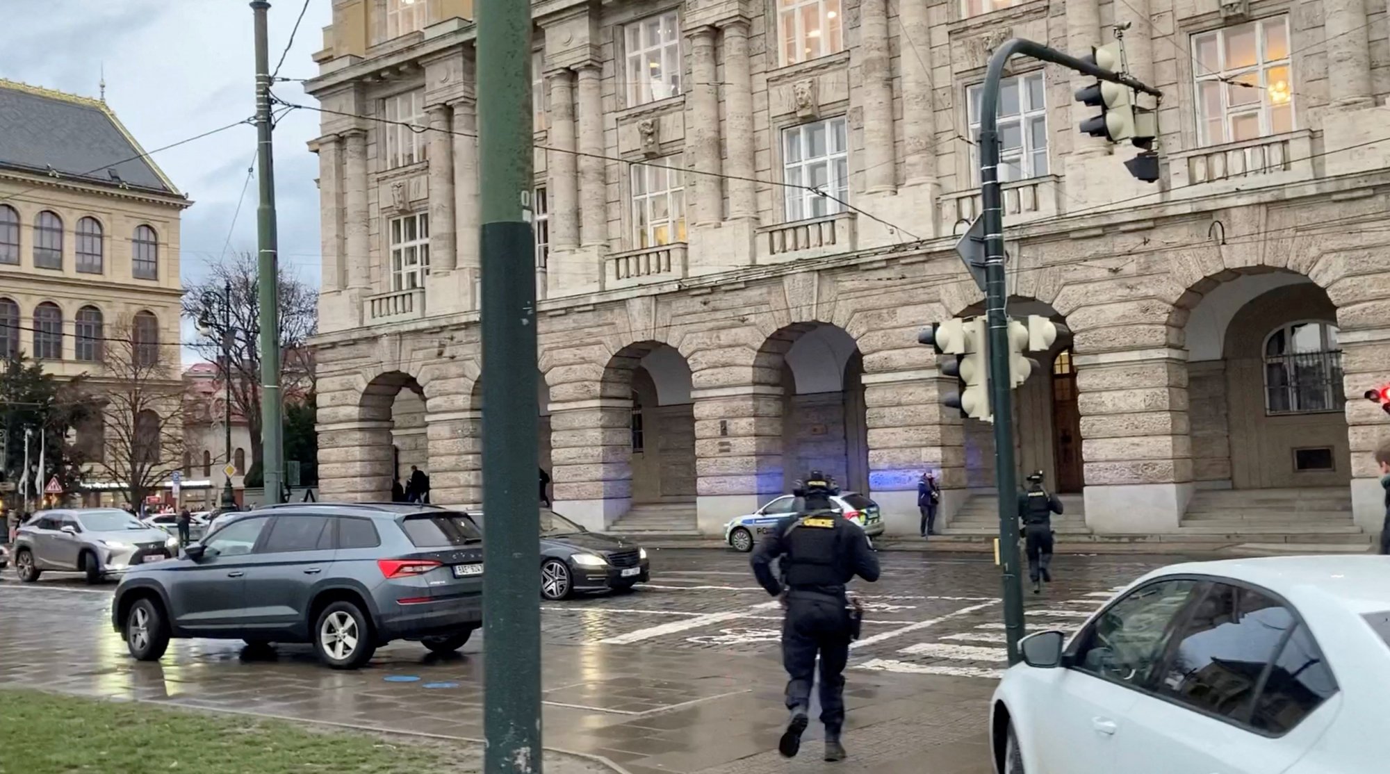 Πράγα: Όπλο στο σπίτι του μακελάρη συνδέεται με τη δολοφονία πατέρα και κόρης - Τι εκτιμάται για την επιλογή των θυμάτων του 24χρονου