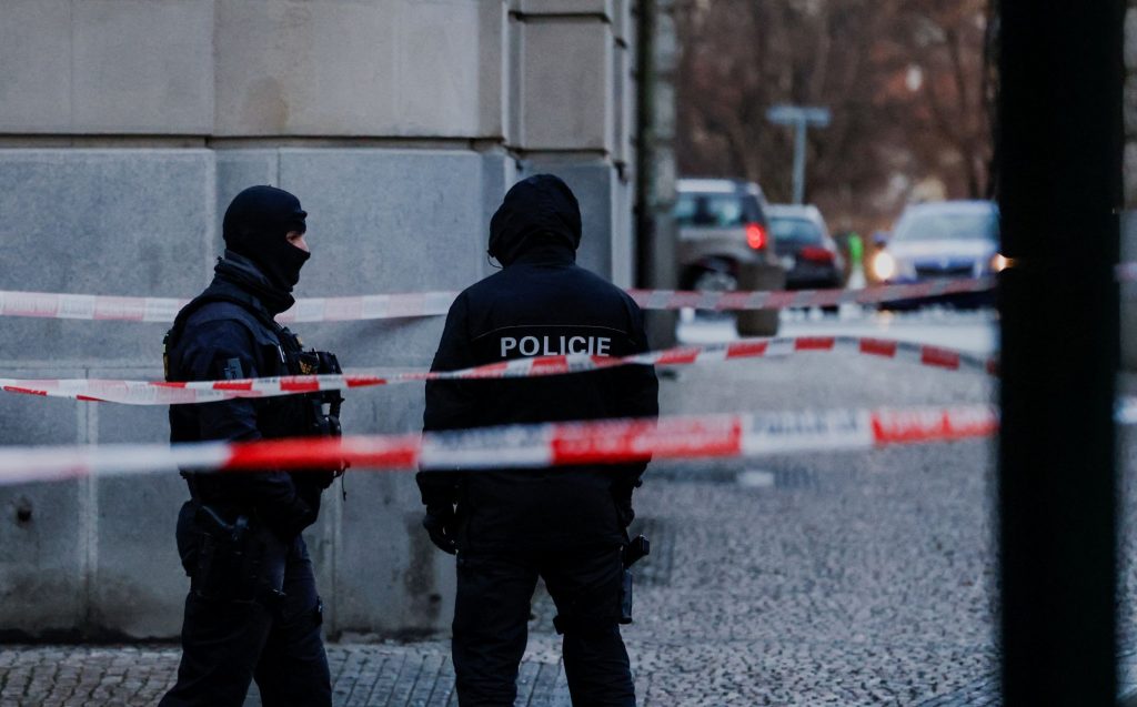Μακελειό στην Πράγα: «Τον βλέπω είναι εκεί! Φοράει μαύρα…» – Οι συγκλονιστικοί διάλογοι μεταξύ των αστυνομικών