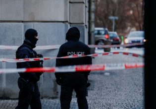 Μακελειό στην Πράγα: «Τον βλέπω είναι εκεί! Φοράει μαύρα…» – Οι συγκλονιστικοί διάλογοι μεταξύ των αστυνομικών