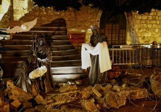 Πόλεμος στη Γάζα: Ένα κεράκι και μια προσευχή στη Βηθλεέμ για τα θύματα των βομβαρδισμών