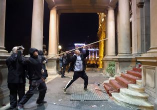 Σερβία: Σοβαρά επεισόδια επειδή «νοθεύτηκαν οι εκλογές» – Επίθεση στο δημαρχείο του Βελιγραδίου