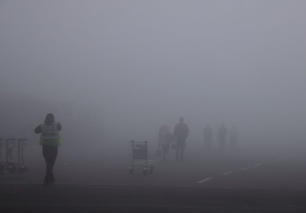 Ατμοσφαιρική ρύπανση στην Ινδία: Πυκνή ομίχλη στο Νέο Δελχί –  Εικόνες που θυμίζουν ταινία θρίλερ