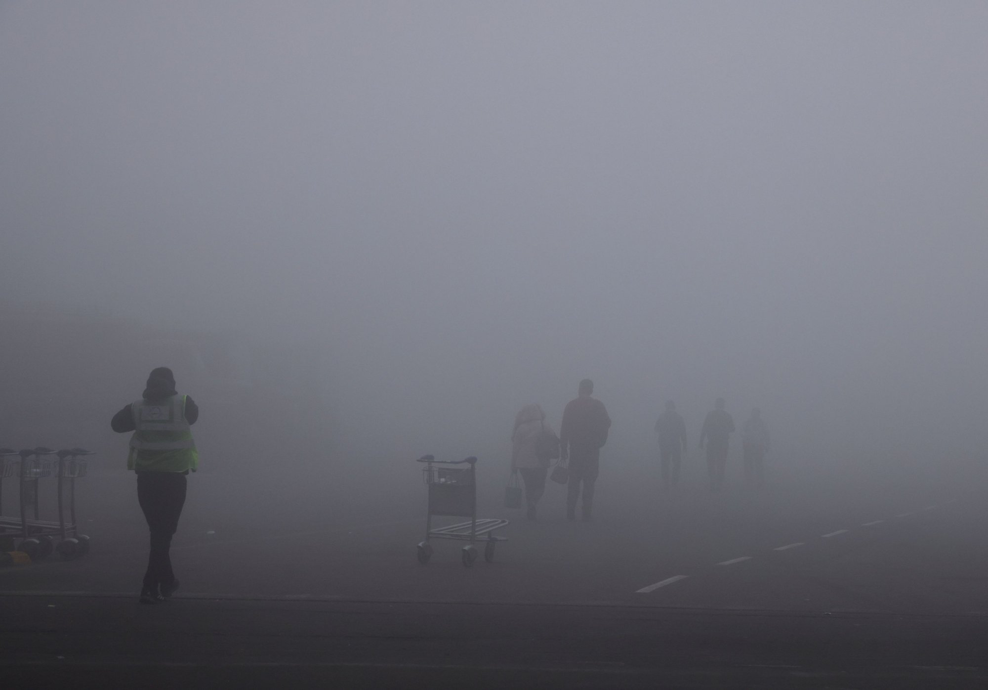 Ατμοσφαιρική ρύπανση στην Ινδία: Πυκνή ομίχλη στο Νέο Δελχί -  Εικόνες που θυμίζουν ταινία θρίλερ