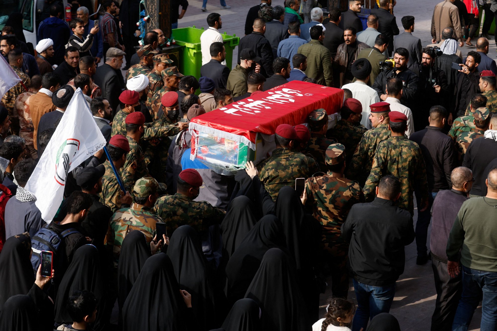 Φρουροί της Επανάστασης: «Θάνατος στην Αμερική και το Ισραήλ» - Οργή στην κηδεία του δολοφονημένου διοικητή