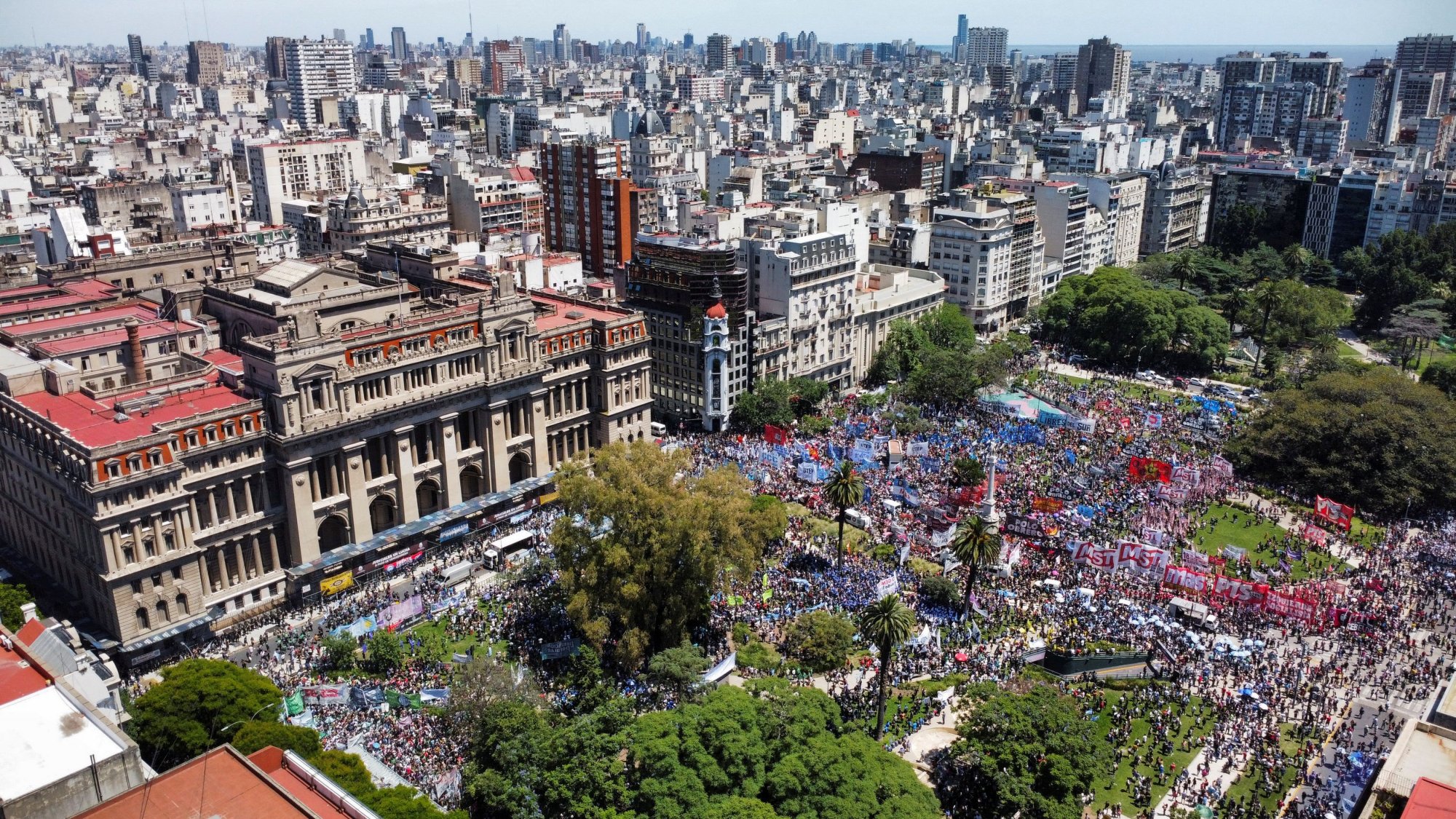Στους δρόμους οι Αργεντίνοι - Διαδηλώνουν κατά του σχεδίου λιτότητας της κυβέρνησης Μιλέι