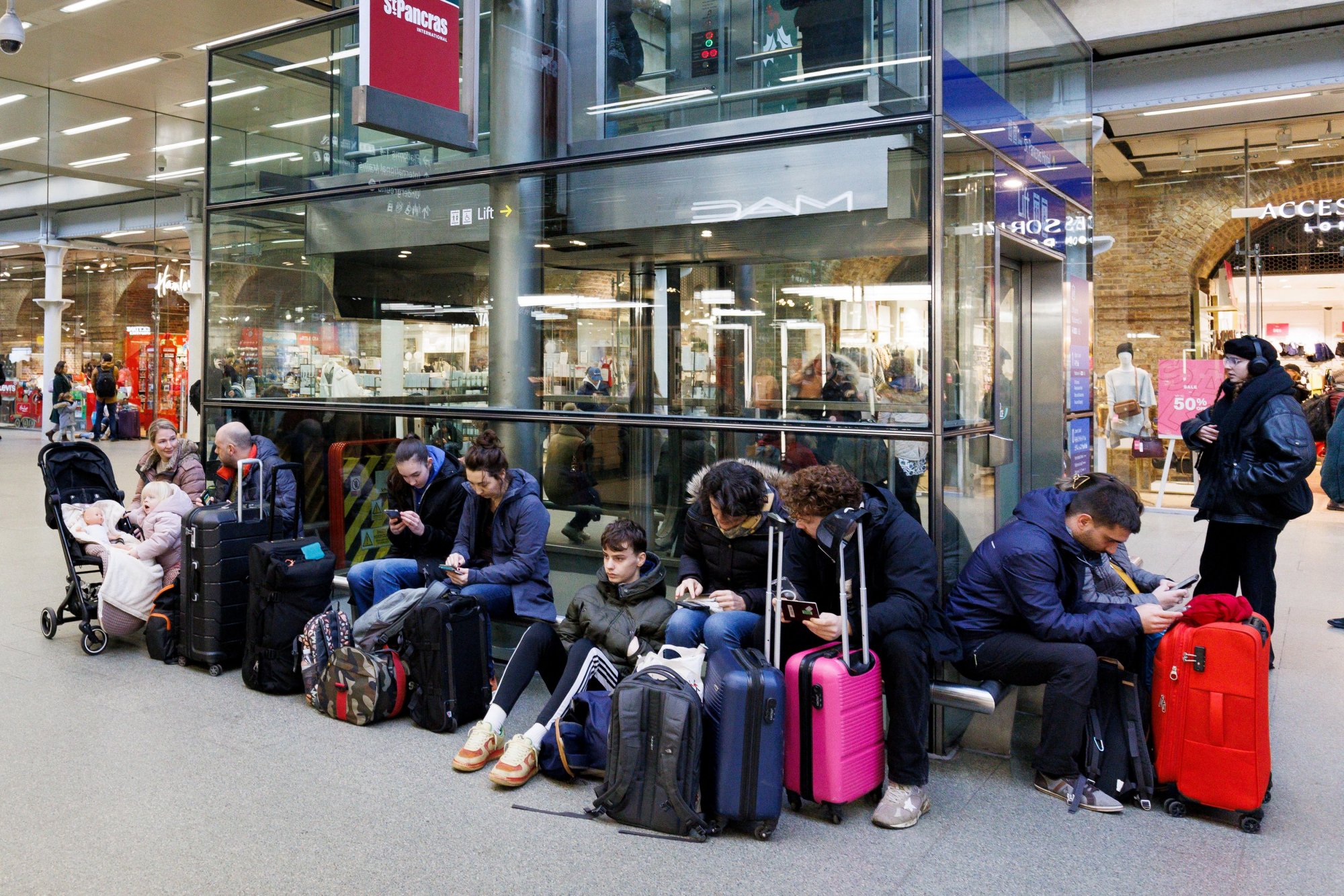 Βρετανία: Ακυρώθηκαν όλα τα δρομολόγια των τρένων από και προς το Λονδίνο παραμονές Πρωτοχρονιάς