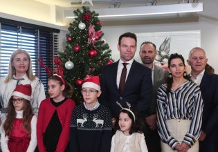 Χριστουγεννιάτικα κάλαντα στον Κασσελάκη – Η μαντινάδα που του αφιέρωσαν