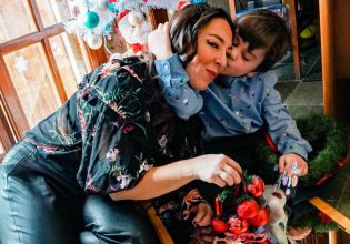 «Είναι βαρύ το όνομα που κουβαλάει» – Η εξομολόγηση της Αλίκης Κατσαβού για τον Βουτσά και τον γιο τους