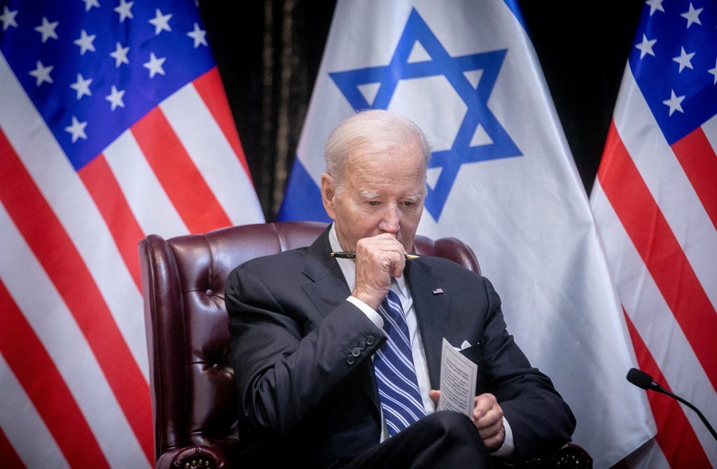 Στο χείλος του γκρεμού ο Μπάιντεν – Πόσο κοστίζει πολιτικά η στήριξη στο Ισραήλ