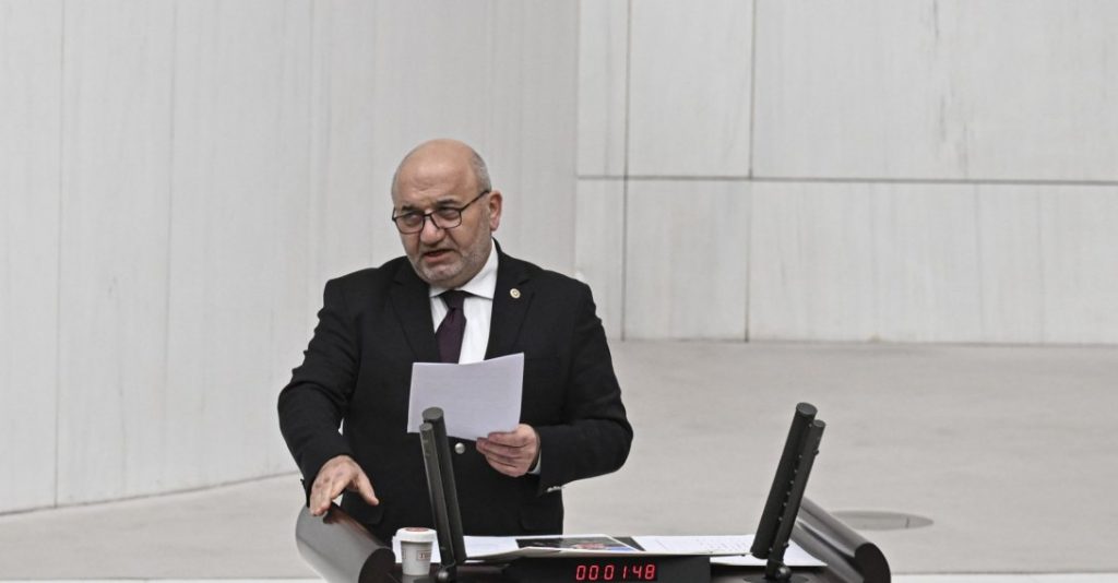«Σας χαιρετώ με σεβασμό» – Τα τελευταία λόγια του Τούρκου βουλευτή πριν καταρρεύσει