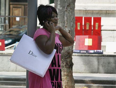 Το απροσδόκητο φαινόμενο της μεταπώλησης χάρτινων τσαντών από μεγάλα brands