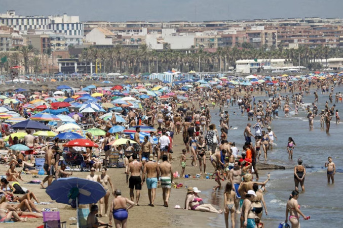 Ισπανία: Απαγορεύει το κάπνισμα σε παραλίες, βεράντες και... αυτοκίνητα