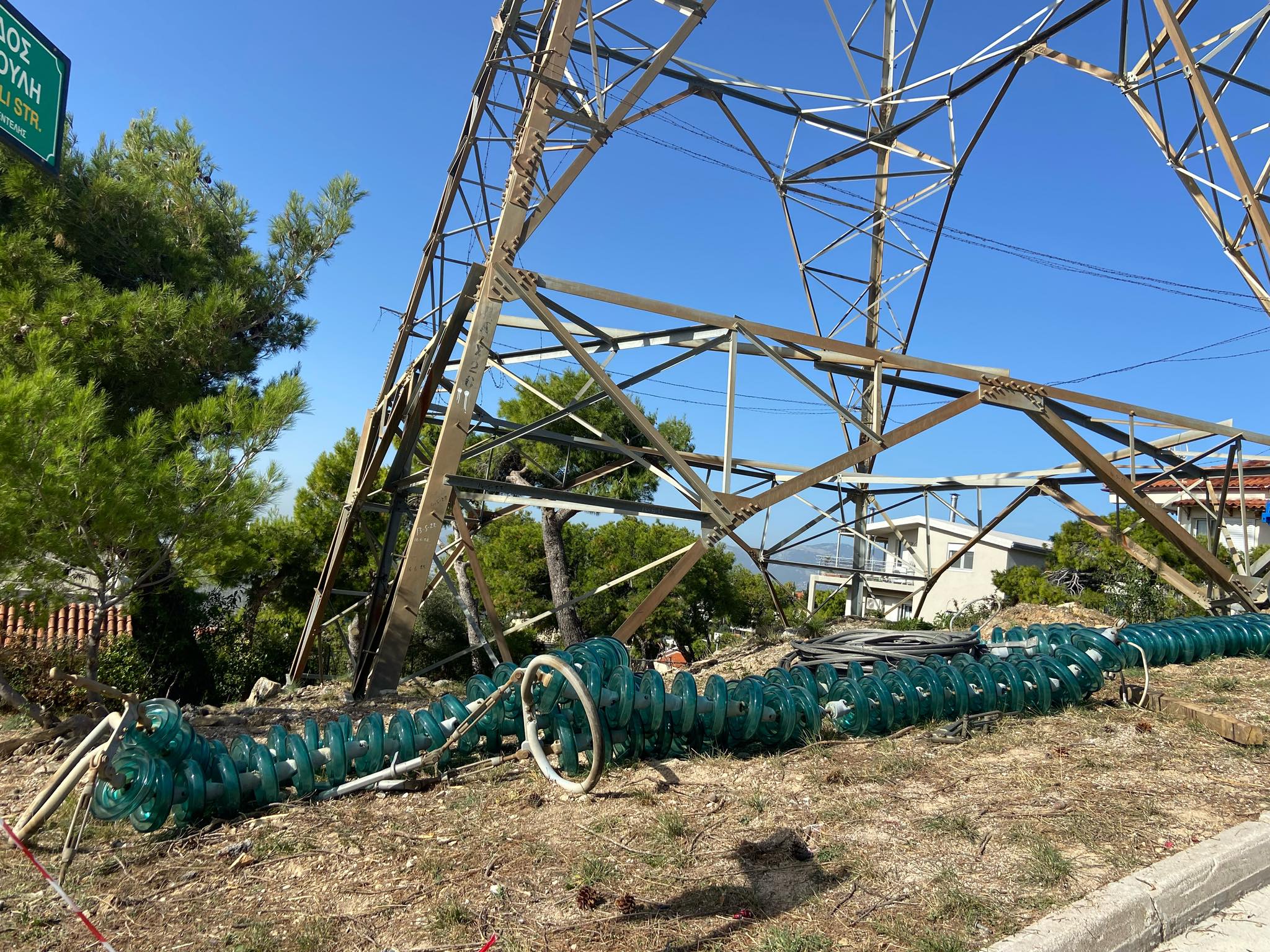 Ο Δήμος Πεντέλης το τόλμησε - Απομάκρυνε τους πυλώνες ρεύματος υψηλής τάσης