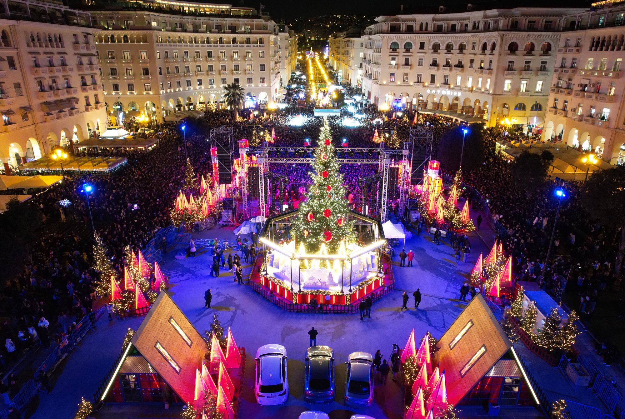 Φωταγωγήθηκε το Χριστουγεννιάτικο έλατο στη Θεσσαλονίκη με 100.000 λαμπιόνια